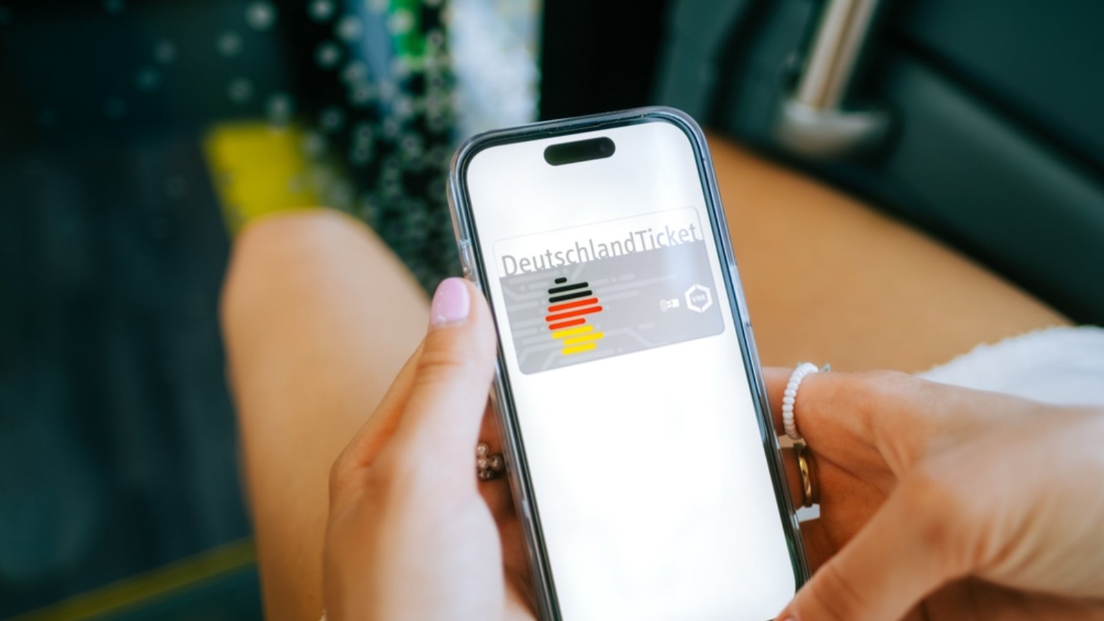 Sie können das Ticket jederzeit erwerben.Foto: nikkimeel / shutterstock.com