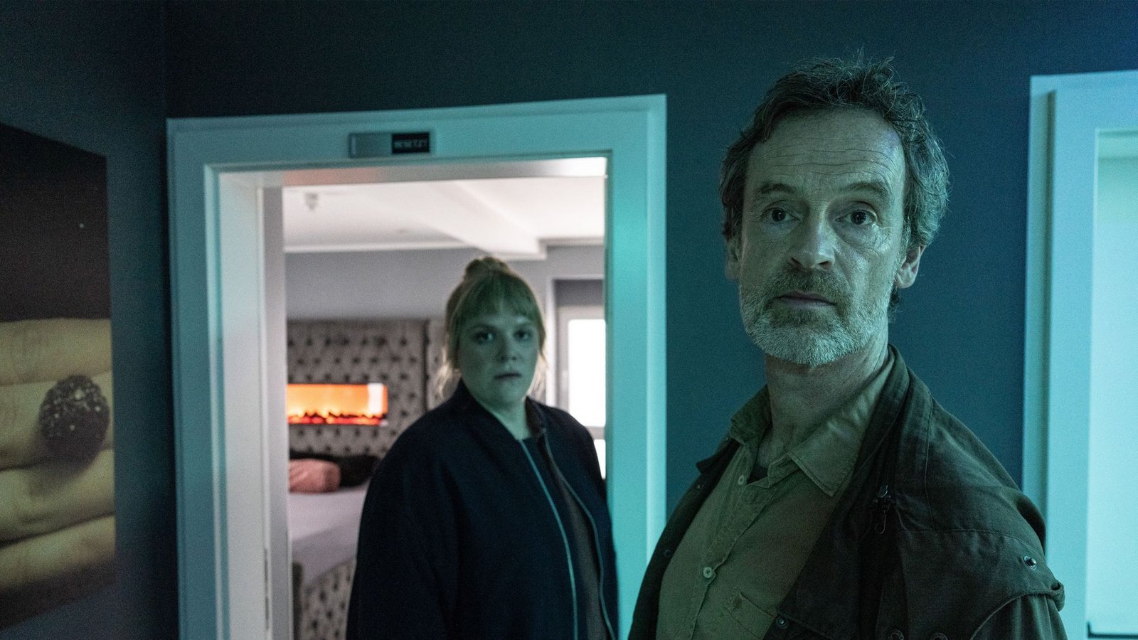Peter Faber (Jörg Hartmann, r) und Rosa Herzog (Stefanie Reinsperger, l) suchen die Zeugin Maria Novak.Foto: WDR/Thomas Kost