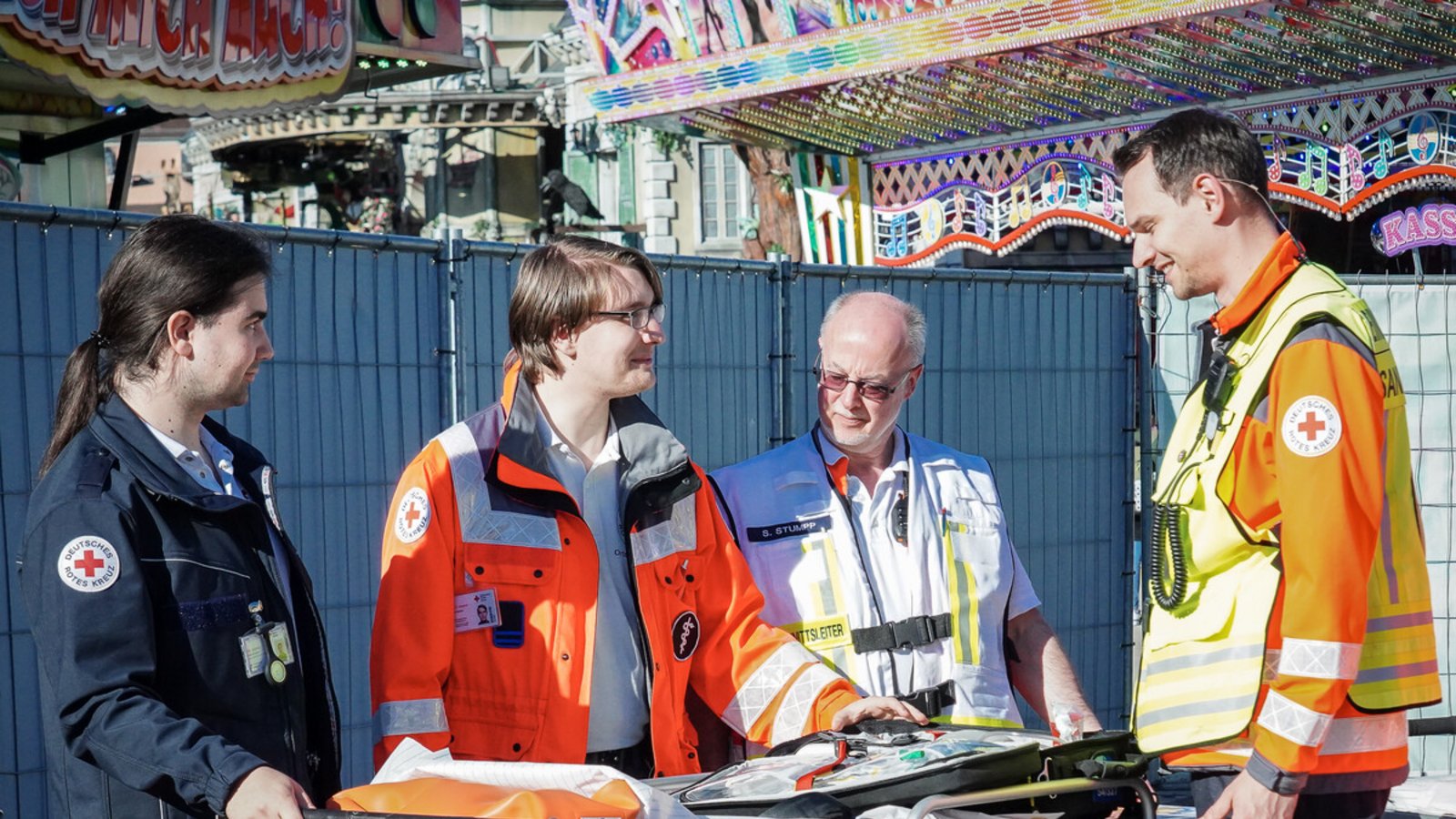 DRK-Einsatzleiter Sebastian Bosse (rechts) mit einigen Leuten seiner Wasen-Mannschaft auf dem Festgelände.Foto: Lichtgut/Ferdinando Iannone DRK-Einsatzleiter Sebastian Bosse (rechts) mit einigen Leuten seiner Wasen-Mannschaft auf dem Festgelände.Foto: Lichtgut/Ferdinando Iannone
