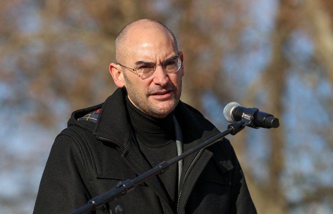 Baden-Württembergs Finanzminister Danyal Bayaz zieht sich schon mal warm an. Der Grünen-Politiker sieht sich mit teuren Wahlversprechen von CDU und Grünen konfrontiert.<span class='image-autor'>Foto: Lichtgut</span>