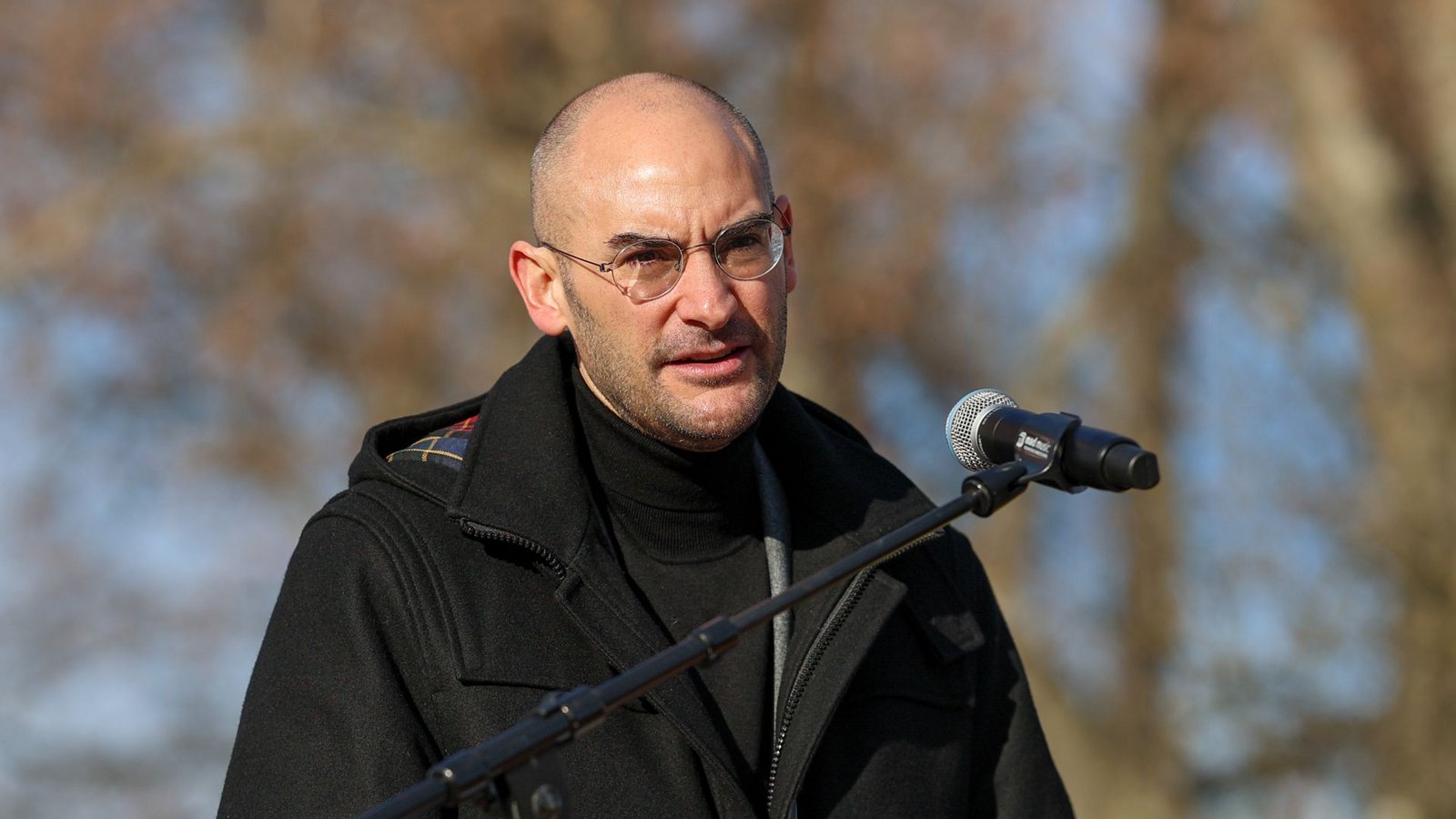 Baden-Württembergs Finanzminister Danyal Bayaz zieht sich schon mal warm an. Der Grünen-Politiker sieht sich mit teuren Wahlversprechen von CDU und Grünen konfrontiert.Foto: Lichtgut