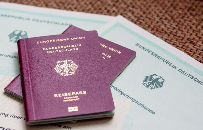 Die Zahl der Einbürgerungen ist zuletzt gestiegen. (Symbolbild)<span class='image-autor'>Foto: Fernando Gutierrez-Juarez/dpa</span>