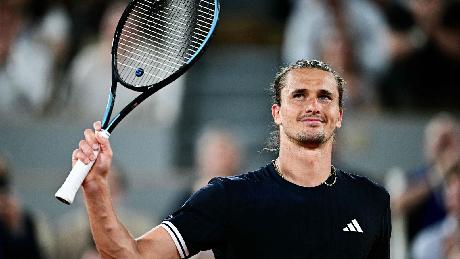 Jubelt über den Drittrunden-Einzug bei den French Open: Alexander Zverev.Foto: Julien De Rosa/AFP/dpa Jubelt über den Drittrunden-Einzug bei den French Open: Alexander Zverev.Foto: Julien De Rosa/AFP/dpa