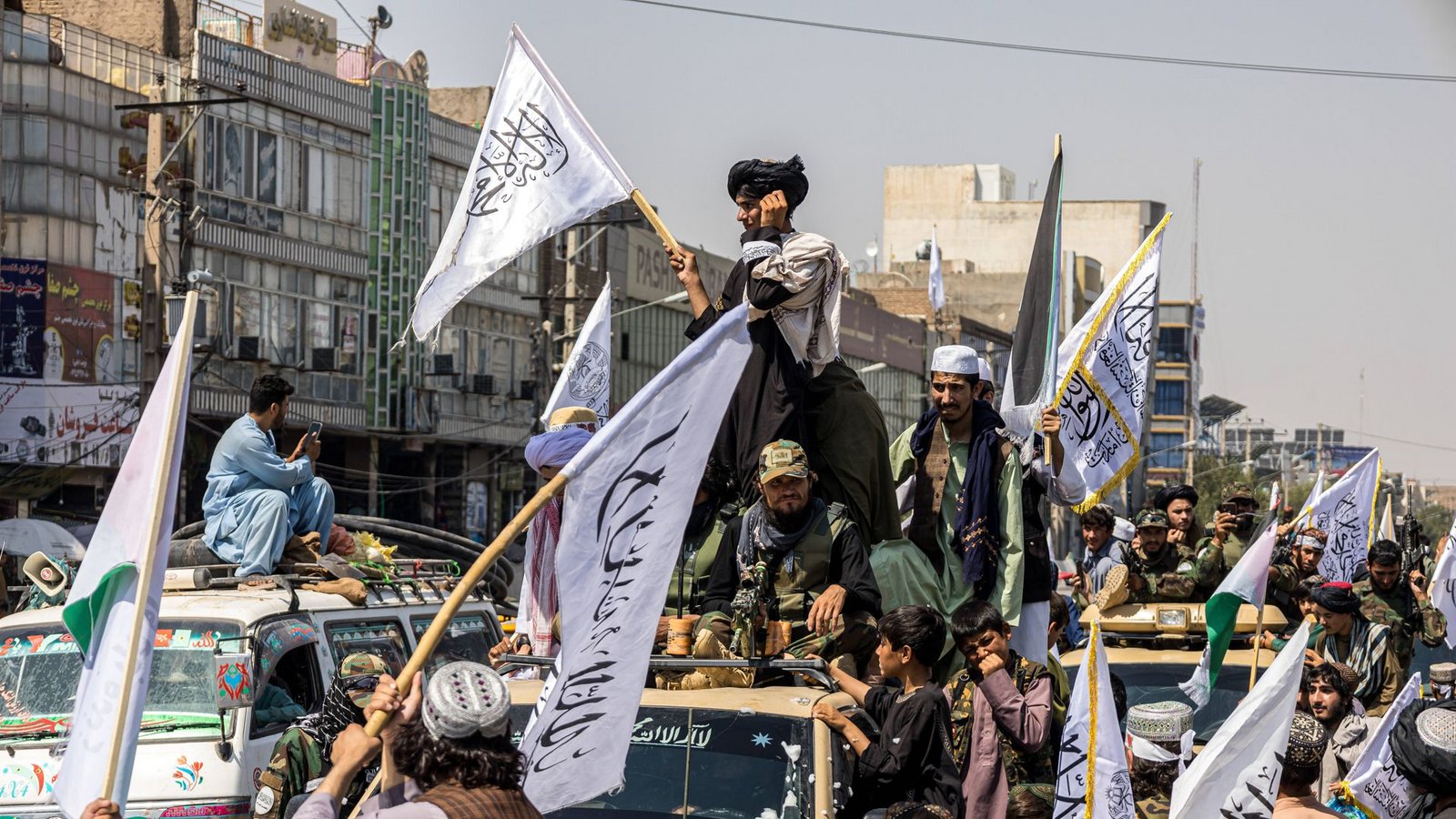 Konvoi der Taliban in Herat: Die Machthaber von Afghanistan haben ein neues Gesetz gegen Bilder in Nachrichtensendungen durchgesetzt. (Symbolbild)Foto: IMAGO/Middle East Images/IMAGO/Mustafa Noori