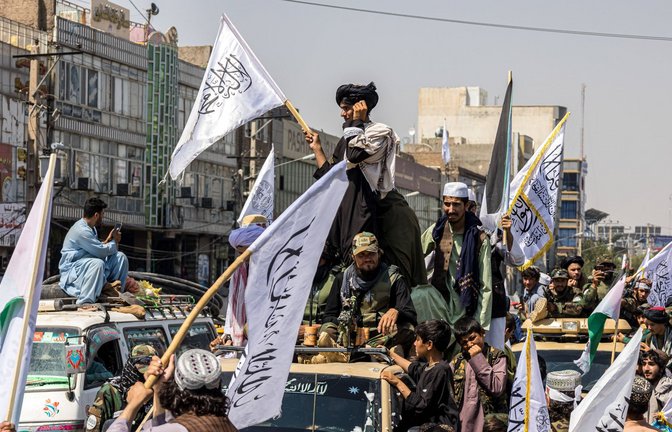 Konvoi der Taliban in Herat: Die Machthaber von Afghanistan haben ein neues Gesetz gegen Bilder in Nachrichtensendungen durchgesetzt. (Symbolbild)<span class='image-autor'>Foto: IMAGO/Middle East Images/IMAGO/Mustafa Noori</span>