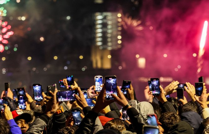 Fotos, Videos, Anrufe: In der Silvesternacht wurde so viel Datenvolumen genutzt wie nie zuvor.<span class='image-autor'>Foto: Christoph Reichwein/dpa</span>