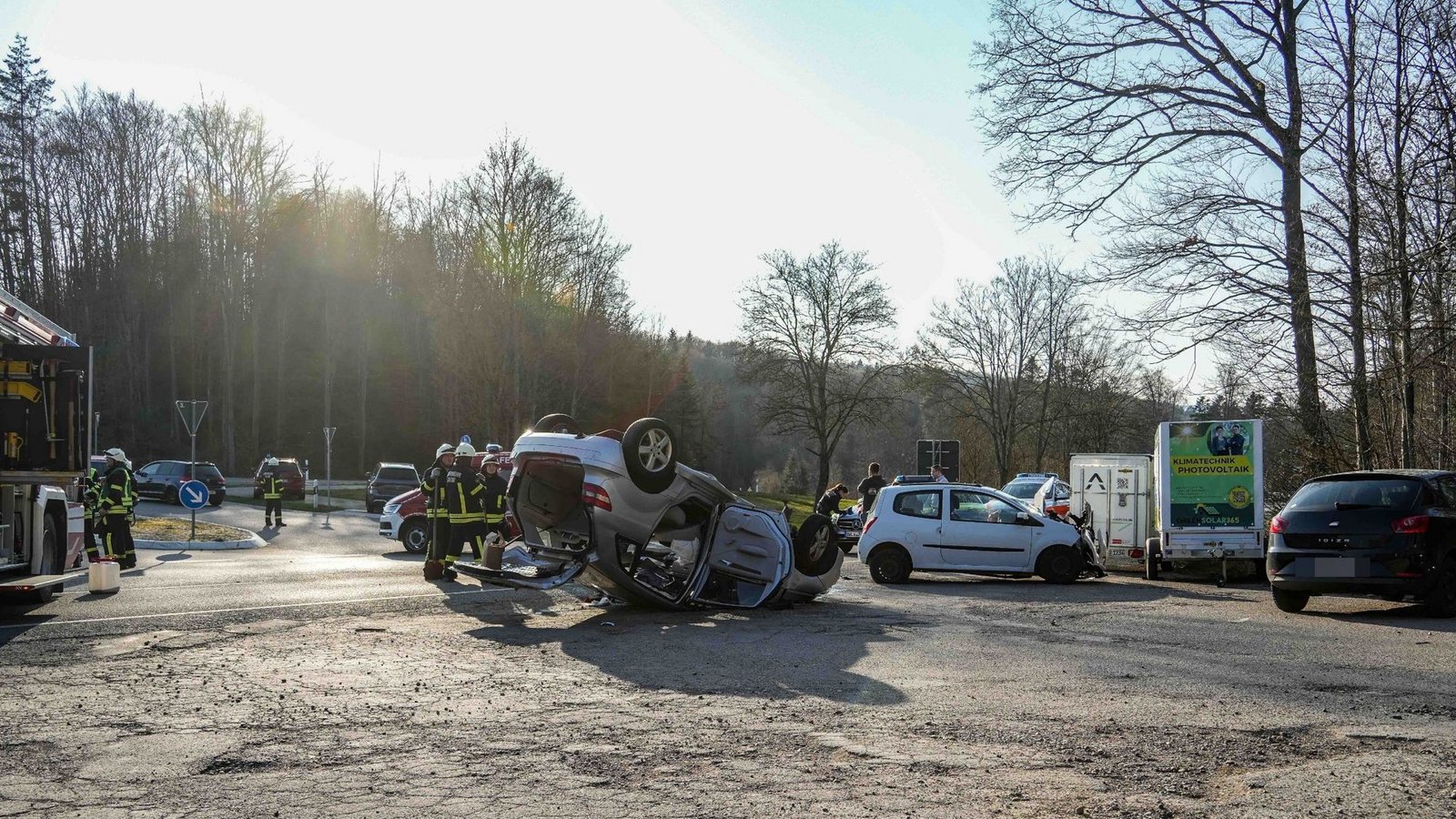 Der Mercedes kam auf dem Dach zum Liegen.Foto: SDMG/Dettenmeyer Der Mercedes kam auf dem Dach zum Liegen.Foto: SDMG/Dettenmeyer