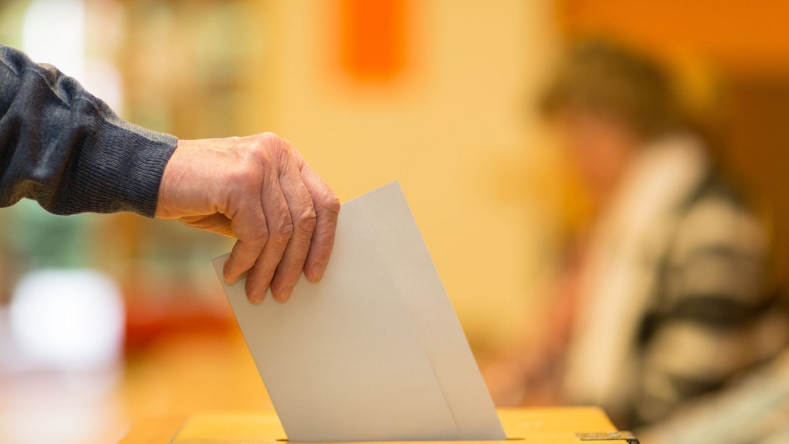 Im Vorfeld der Kommunalwahlen und der Europawahl am 9. Juni hat die Landeszentrale für politische Bildung Baden-Württemberg zwei Broschüren in leichter Sprache herausgegeben (Symbolfoto).Foto: Christian Schwier - stock.adobe.