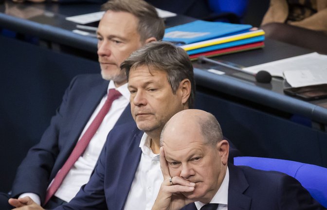 Bundeskanzler Olaf Scholz (SPD, r.-l.), Robert Habeck (Bündnis 90/Die Grünen) und Christian Lindner (FDP) – der Streit über die Wirtschaftspolitik spitzt sich noch weiter zu (Archivfoto).<span class='image-autor'>Foto: Christoph Soeder/dpa/Christoph Soeder</span>