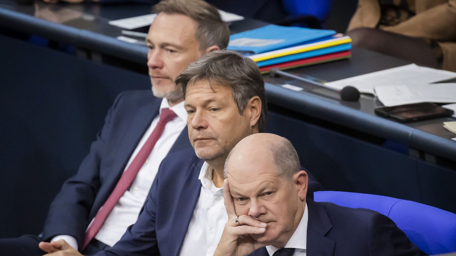 Bundeskanzler Olaf Scholz (SPD, r.-l.), Robert Habeck (Bündnis 90/Die Grünen) und Christian Lindner (FDP) – der Streit über die Wirtschaftspolitik spitzt sich noch weiter zu (Archivfoto).Foto: Christoph Soeder/dpa/Christoph Soeder Bundeskanzler Olaf Scholz (SPD, r.-l.), Robert Habeck (Bündnis 90/Die Grünen) und Christian Lindner (FDP) – der Streit über die Wirtschaftspolitik spitzt sich noch weiter zu (Archivfoto).Foto: Christoph Soeder/dpa/Christoph Soeder