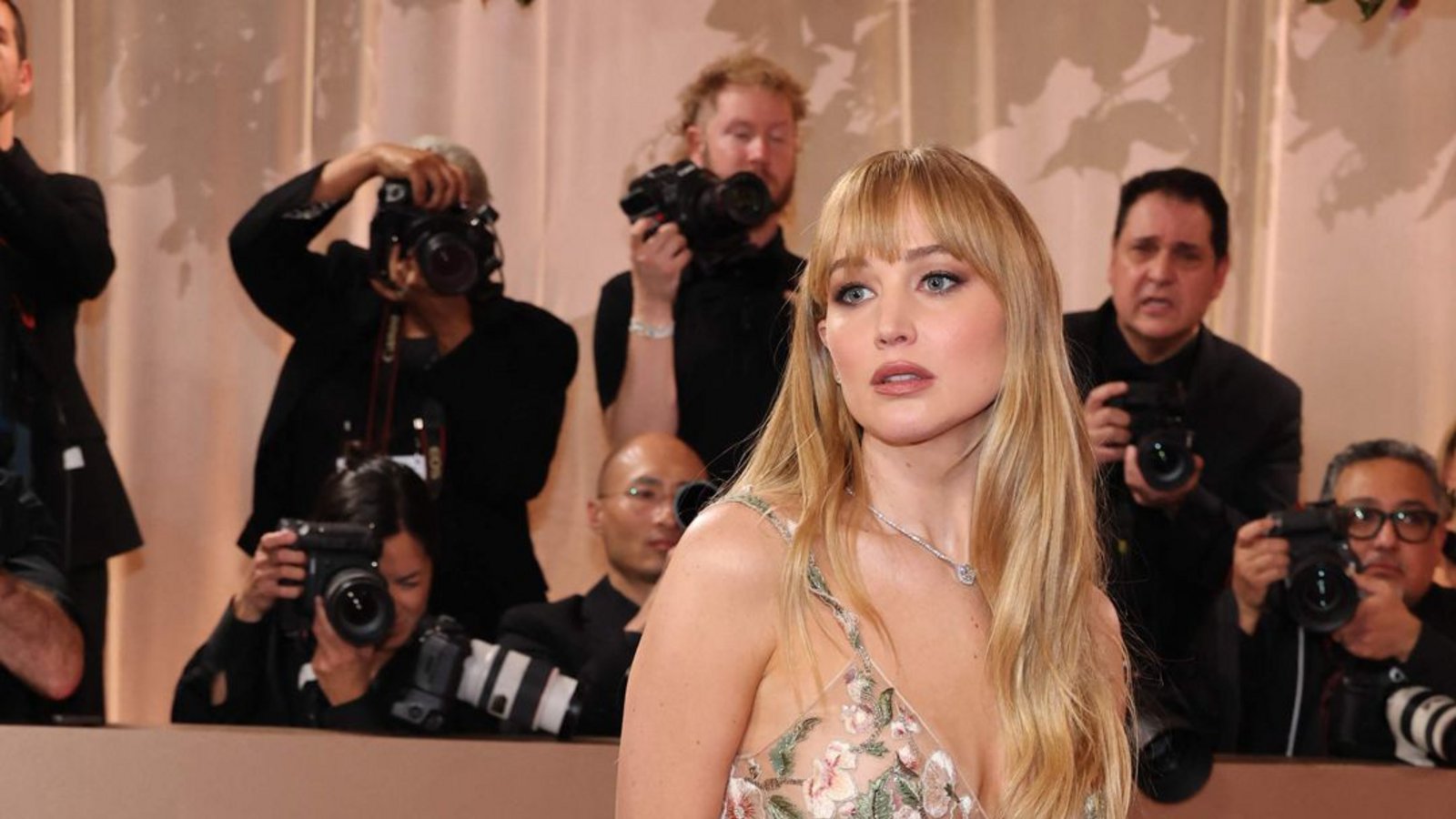 Dieses Kleid schied die Geister: Ist dieses transparente Givenchy-Kleid nun Jennifer Lawrences schönstes Outfit – oder ihr schlimmstes?Foto: Getty Images via AFP
