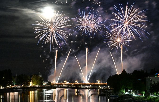 Hunderte Menschen verfolgen beim Konstanzer Seenachtsfest am Bodensee das Feuerwerk.<span class='image-autor'>Foto: Felix Kästle/dpa</span>