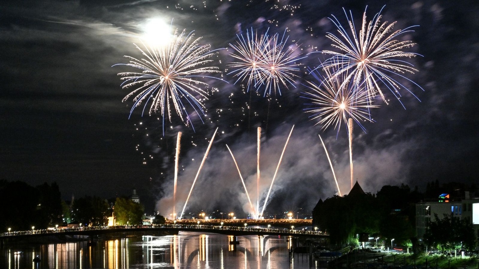 Hunderte Menschen verfolgen beim Konstanzer Seenachtsfest am Bodensee das Feuerwerk.Foto: Felix Kästle/dpa