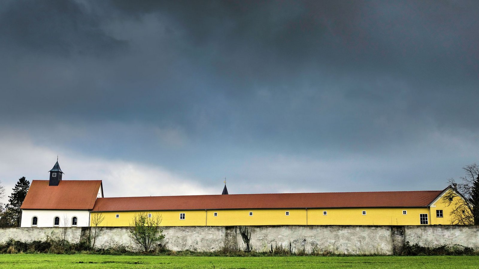 Eine hohe Mauer, Fenster schmal wie Schießscharten: Schon architektonisch hält die Kartause Marienau, hier der Trakt der Brüdermönche, die Welt auf Distanz.Foto: Wolfgang Albers Eine hohe Mauer, Fenster schmal wie Schießscharten: Schon architektonisch hält die Kartause Marienau, hier der Trakt der Brüdermönche, die Welt auf Distanz.Foto: Wolfgang Albers