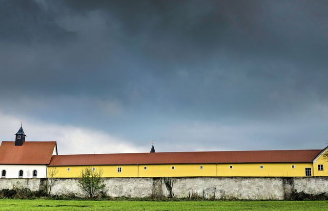 Eine hohe Mauer, Fenster schmal wie Schießscharten: Schon architektonisch hält die Kartause Marienau, hier der Trakt der Brüdermönche, die Welt auf Distanz.<span class='image-autor'>Foto: Wolfgang Albers</span>