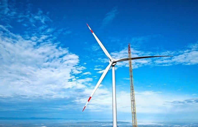 Eine Windkraftanlage auf dem Freiburger Hausberg Schauinsland: hoch über dem Rheintal.<span class='image-autor'>Foto: dpa/Philipp von Ditfurth</span>