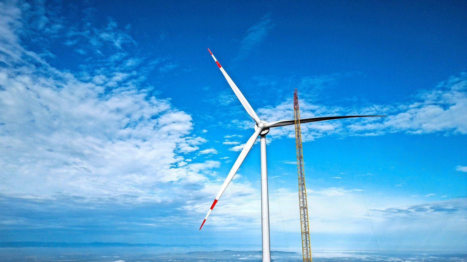 Eine Windkraftanlage auf dem Freiburger Hausberg Schauinsland: hoch über dem Rheintal.Foto: dpa/Philipp von Ditfurth Eine Windkraftanlage auf dem Freiburger Hausberg Schauinsland: hoch über dem Rheintal.Foto: dpa/Philipp von Ditfurth