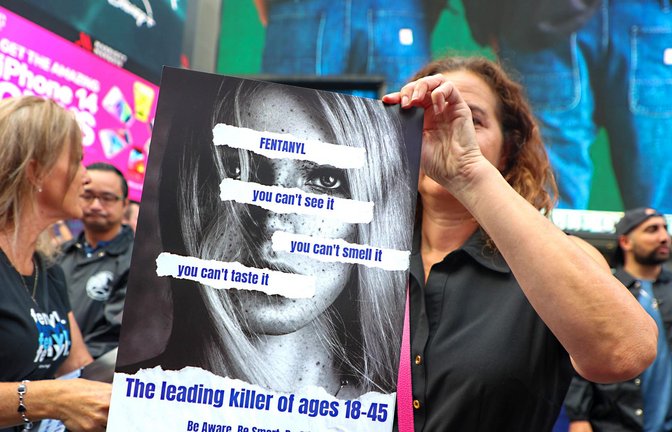 Man kann es nicht sehen, riechen oder schmecken: Eine Frau in den USA präsentiert ein  Plakat mit dieser Botschaft, um auf die tödliche Wirkung von Fentanyl hinzuweisen.<span class='image-autor'>Foto: imago/eco Viana</span>