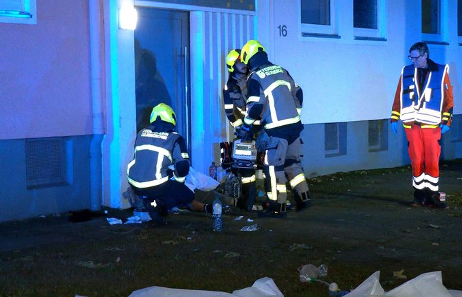 Rettungskräfte kümmern sich um eine Person. Bei einer Auseinandersetzung im Stadtteil Bismarck sind am Abend mehrere Menschen schwer verletzt worden. „Wir gehen davon aus, dass auch Waffen zum Einsatz gekommen sind“, sagt ein Sprecher der Polizei am Abend.<span class='image-autor'>Foto: Justin Brosch/dpa</span>