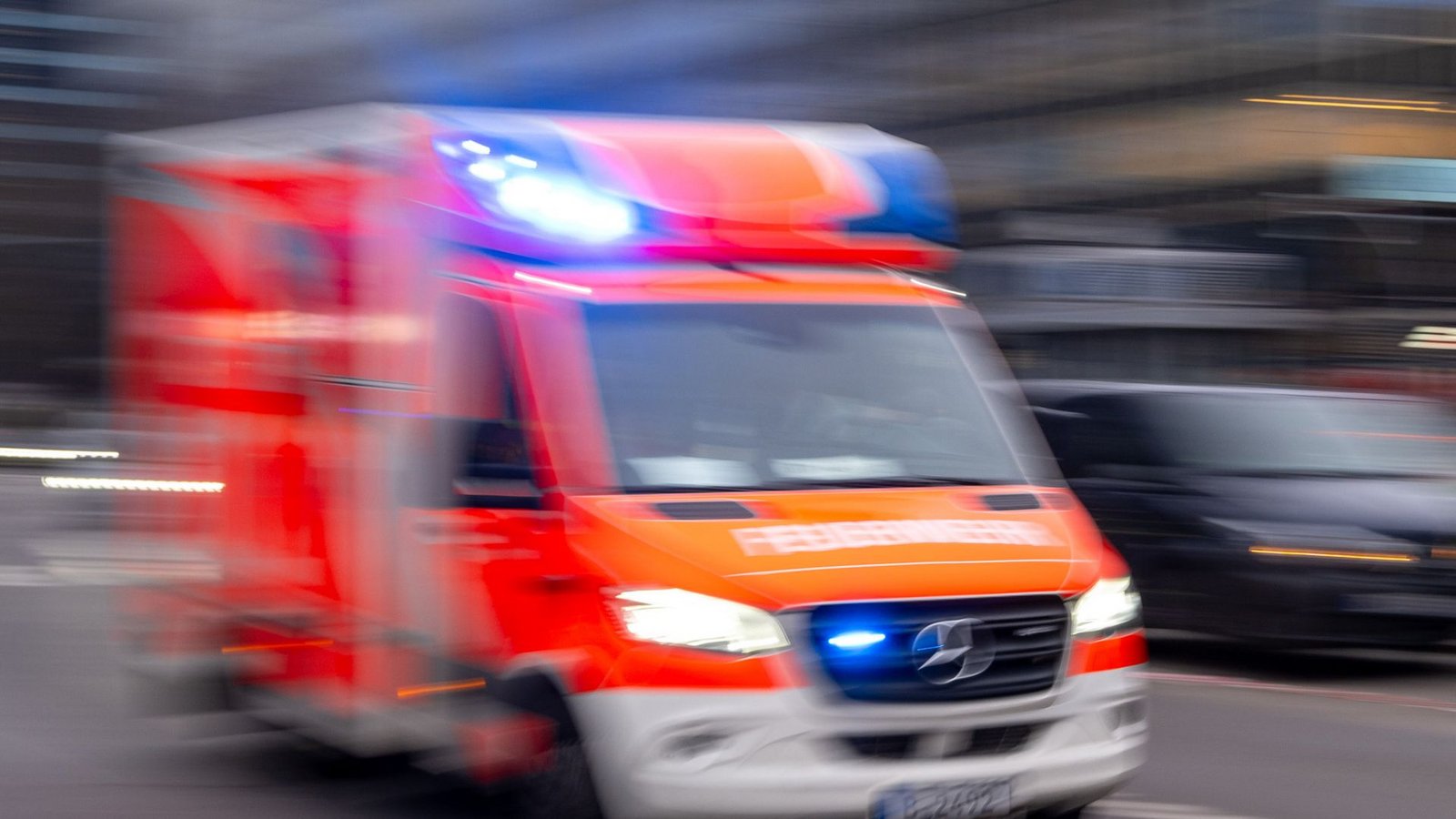 Der Motorradfahrer wurde schwer verletzt ins Krankenhaus gebracht. (Symbolbild)Foto: dpa/Monika Skolimowska