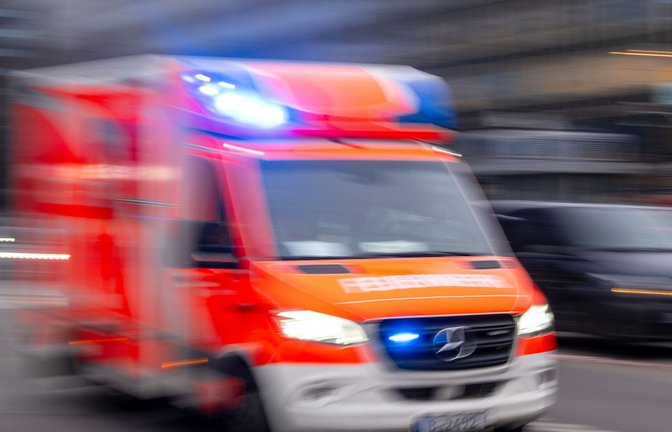 Der Motorradfahrer wurde schwer verletzt ins Krankenhaus gebracht. (Symbolbild)<span class='image-autor'>Foto: dpa/Monika Skolimowska</span>