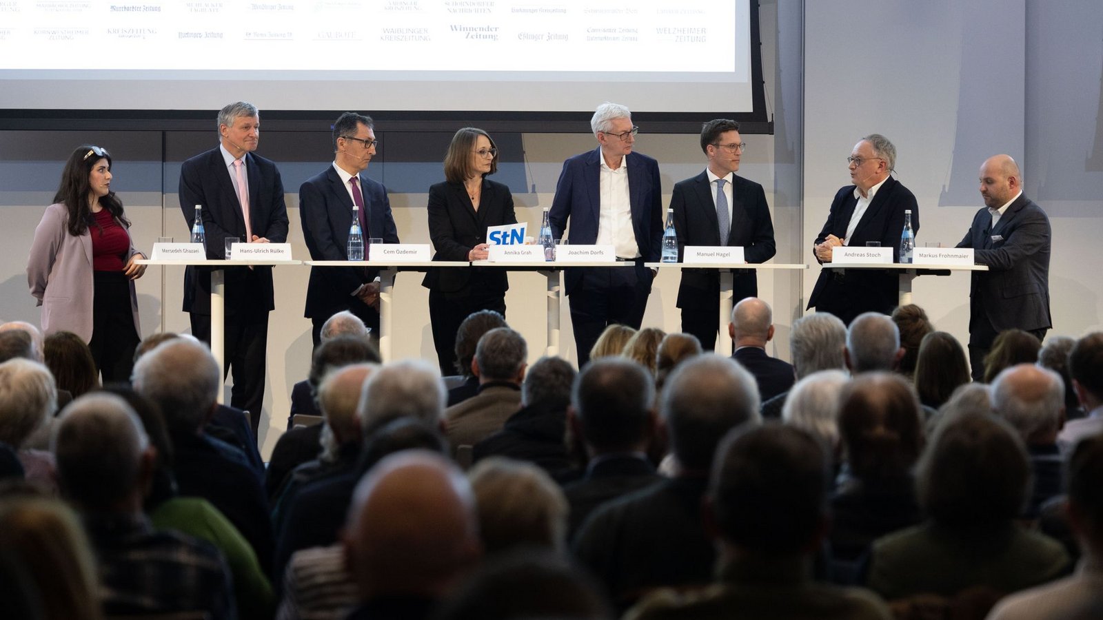 Die Podiumsteilnehmer von links nach rechts: Mersedeh Ghazaei, Hans Ulrich Rülke, Cem Özdemir, Annika Grah, Chefredakteur Joachim Dorfs, Manuel Hagel, Andreas Stoch und Markus Frohnmaier.Foto: Lichtgut/Leif Piechowski