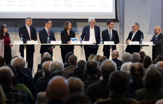 Die Podiumsteilnehmer von links nach rechts: Mersedeh Ghazaei, Hans Ulrich Rülke, Cem Özdemir, Annika Grah, Chefredakteur Joachim Dorfs, Manuel Hagel, Andreas Stoch und Markus Frohnmaier.<span class='image-autor'>Foto: Lichtgut/Leif Piechowski</span>