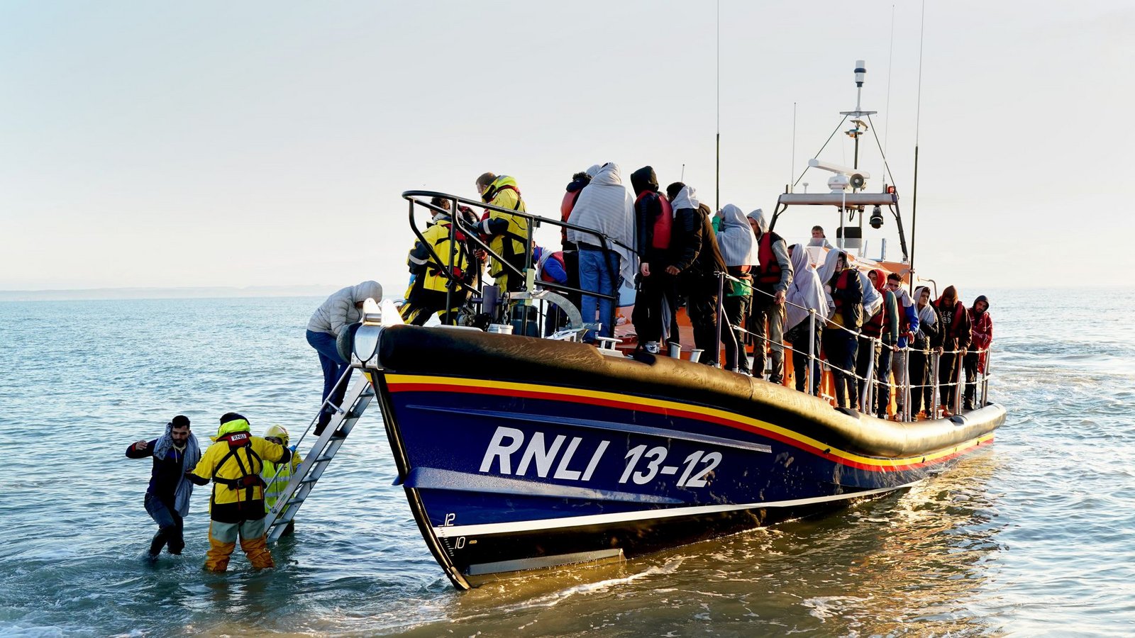 Immer wieder begeben sich Flüchtlinge bei ihrer Flucht über die Meere in Lebensgefahr. (Symbolbild)Foto: dpa/Gareth Fuller