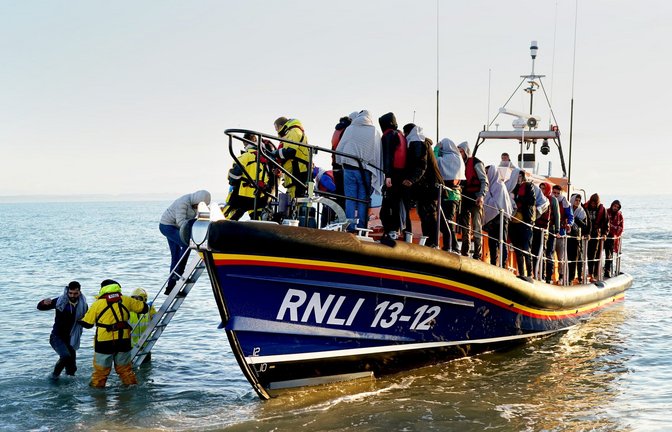 Immer wieder begeben sich Flüchtlinge bei ihrer Flucht über die Meere in Lebensgefahr. (Symbolbild)<span class='image-autor'>Foto: dpa/Gareth Fuller</span>