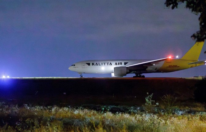 Mehrere Klimaaktivisten hatten sich am Donnerstagmorgen auf einem Rollfeld auf dem Flughafen Leipzig/Halle aufgehalten.<span class='image-autor'>Foto: dpa/Julius-Christian Schreiner</span>
