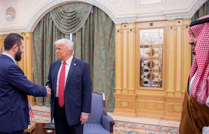 Handschlag in Riad: Donald Trump trifft Ahmed al-Scharaa (li.).<span class='image-autor'>Foto: Bandar Al-Jaloud/AFP</span>
