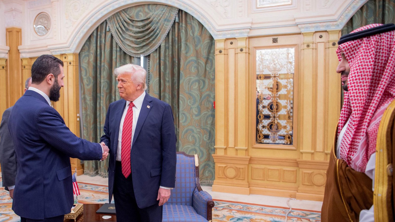 Handschlag in Riad: Donald Trump trifft Ahmed al-Scharaa (li.).Foto: Bandar Al-Jaloud/AFP Handschlag in Riad: Donald Trump trifft Ahmed al-Scharaa (li.).Foto: Bandar Al-Jaloud/AFP