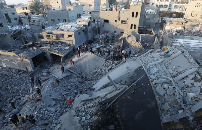 Menschen begutachten Schäden und bergen in den Trümmern Gegenstände aus ihren Häusern nach israelischen Luftangriffen.<span class='image-autor'>Foto: Omar Ashtawy/APA/ZUMA/dpa</span>
