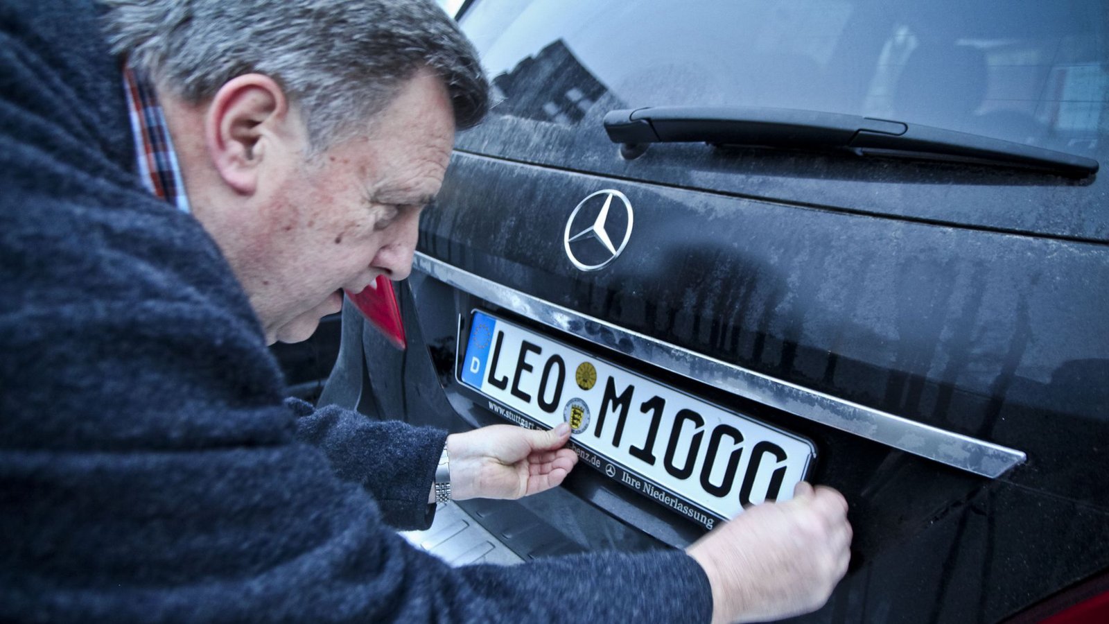 Glücksmoment vor elf Jahren: der erste Autofahrer schraubt sich sein neues LEO-Schild ans Fahrzeug.Foto: ppfotodesign/Peter-Michael Petsch Glücksmoment vor elf Jahren: der erste Autofahrer schraubt sich sein neues LEO-Schild ans Fahrzeug.Foto: ppfotodesign/Peter-Michael Petsch