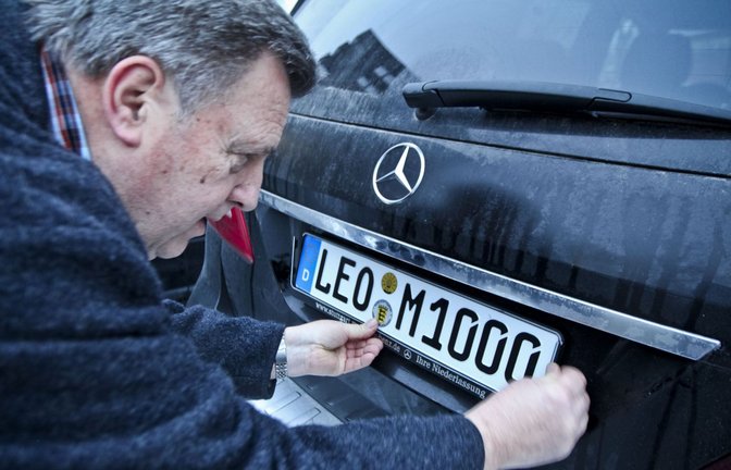 Glücksmoment vor  elf Jahren: der erste Autofahrer schraubt sich sein neues LEO-Schild ans Fahrzeug.<span class='image-autor'>Foto: ppfotodesign/Peter-Michael Petsch</span>