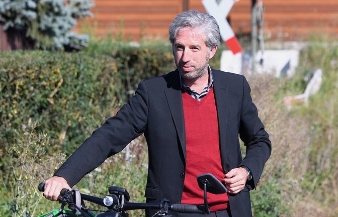 Bahn- und Radfreund Boris Palmer bei einem Pressetermin zu einem neuen Haltepunkt in Tübingen, 2021<span class='image-autor'>Foto: imago/ULMER</span>