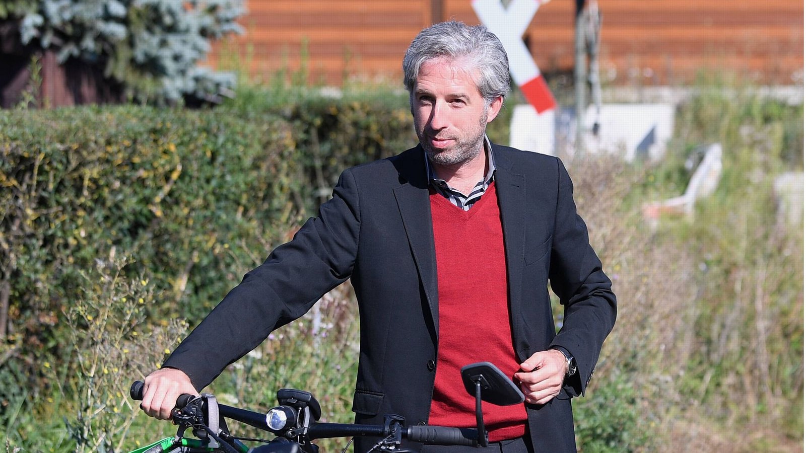 Bahn- und Radfreund Boris Palmer bei einem Pressetermin zu einem neuen Haltepunkt in Tübingen, 2021Foto: imago/ULMER Bahn- und Radfreund Boris Palmer bei einem Pressetermin zu einem neuen Haltepunkt in Tübingen, 2021Foto: imago/ULMER
