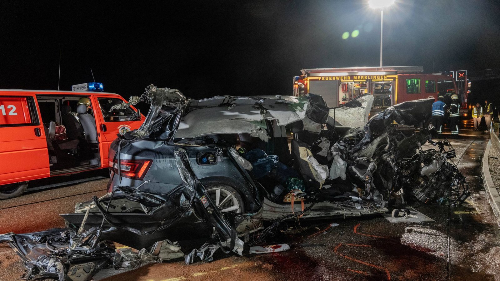 Der Autofahrer und ein weiterer Mitfahrer wurden schwer verletzt.Foto: 7aktuell.de/ 7aktuell