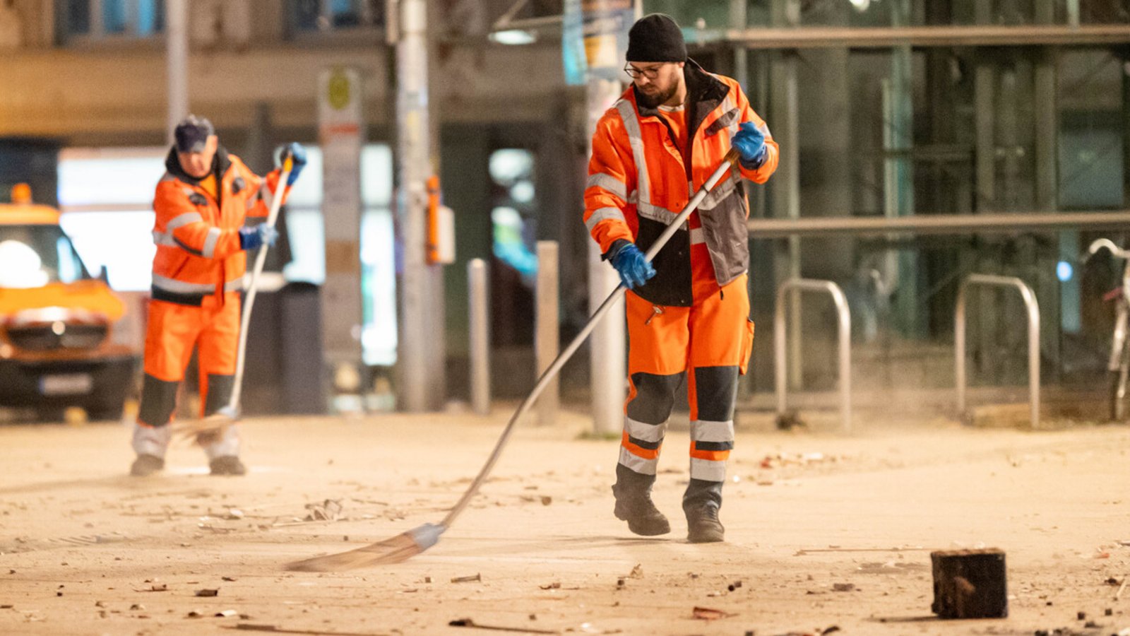 Kehraus nach dem Jahreswechsel: in der Neujahrsnacht hat die Stadtreinigung in Stuttgart viel zu tun.Foto: Lichtgut/Julian Rettig Kehraus nach dem Jahreswechsel: in der Neujahrsnacht hat die Stadtreinigung in Stuttgart viel zu tun.Foto: Lichtgut/Julian Rettig