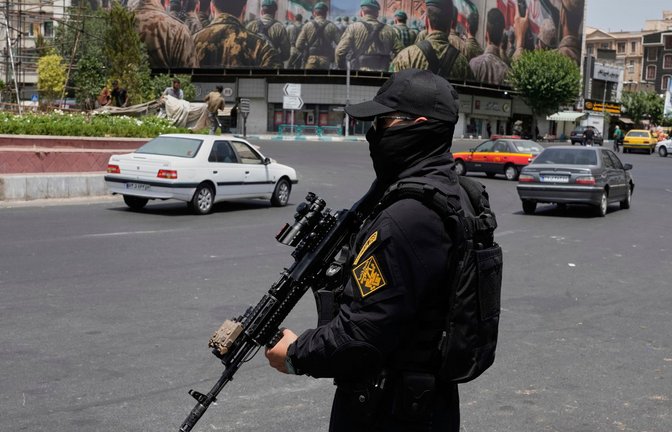 Ein Mitglied der iranischen Revolutionsgarde steht auf dem Platz der Islamischen Revolution in Teheran.<span class='image-autor'>Foto: dpa/Vahid Salemi</span>