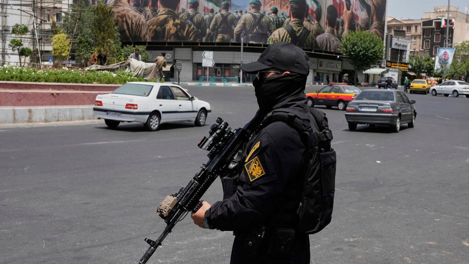 Ein Mitglied der iranischen Revolutionsgarde steht auf dem Platz der Islamischen Revolution in Teheran.Foto: dpa/Vahid Salemi Ein Mitglied der iranischen Revolutionsgarde steht auf dem Platz der Islamischen Revolution in Teheran.Foto: dpa/Vahid Salemi