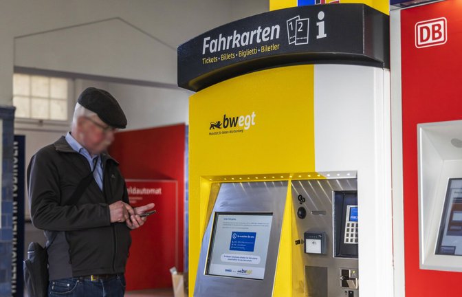 Schwarz-gelb-weiß in den Landesfarben statt im DB-Rot: so werden künftig immer mehr Fahrkartenautomaten aussehen.<span class='image-autor'>Foto: IMAGO/Arnulf Hettrich</span>