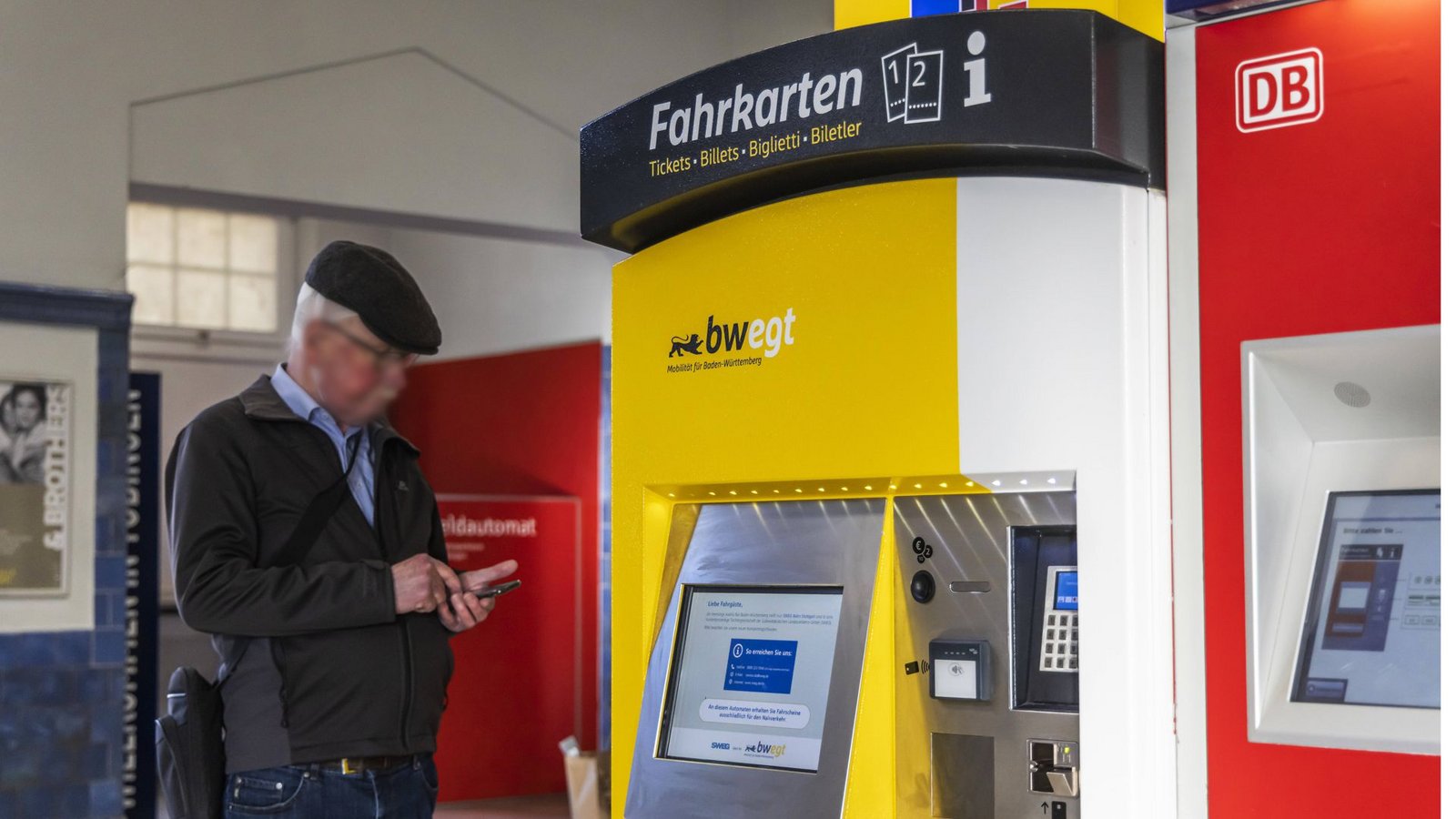 Schwarz-gelb-weiß in den Landesfarben statt im DB-Rot: so werden künftig immer mehr Fahrkartenautomaten aussehen.Foto: IMAGO/Arnulf Hettrich
