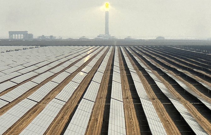 Die Solarzellen des Mohammed bin Rashid Al Maktoum Solarparks und sein Solarturm sind zu sehen. Dubai ist Gastgeber der UN-Klimakonferenz 2023, die am 30. November beginnen wird.<span class='image-autor'>Foto: AP/dpa/Kamran Jebreili</span>