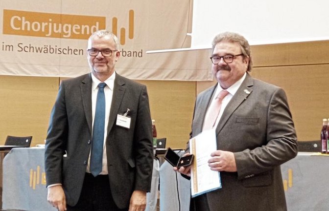 Für Engagement in der Sängerbewegung zeichnete der Präsident des Schwäbischen Chorverbands, Jörg Schmidt, den Vorsitzenden des regionalen Dachverbands, Peter Heinke (rechts), mit der goldenen Ehrennadel aus.  Foto: p