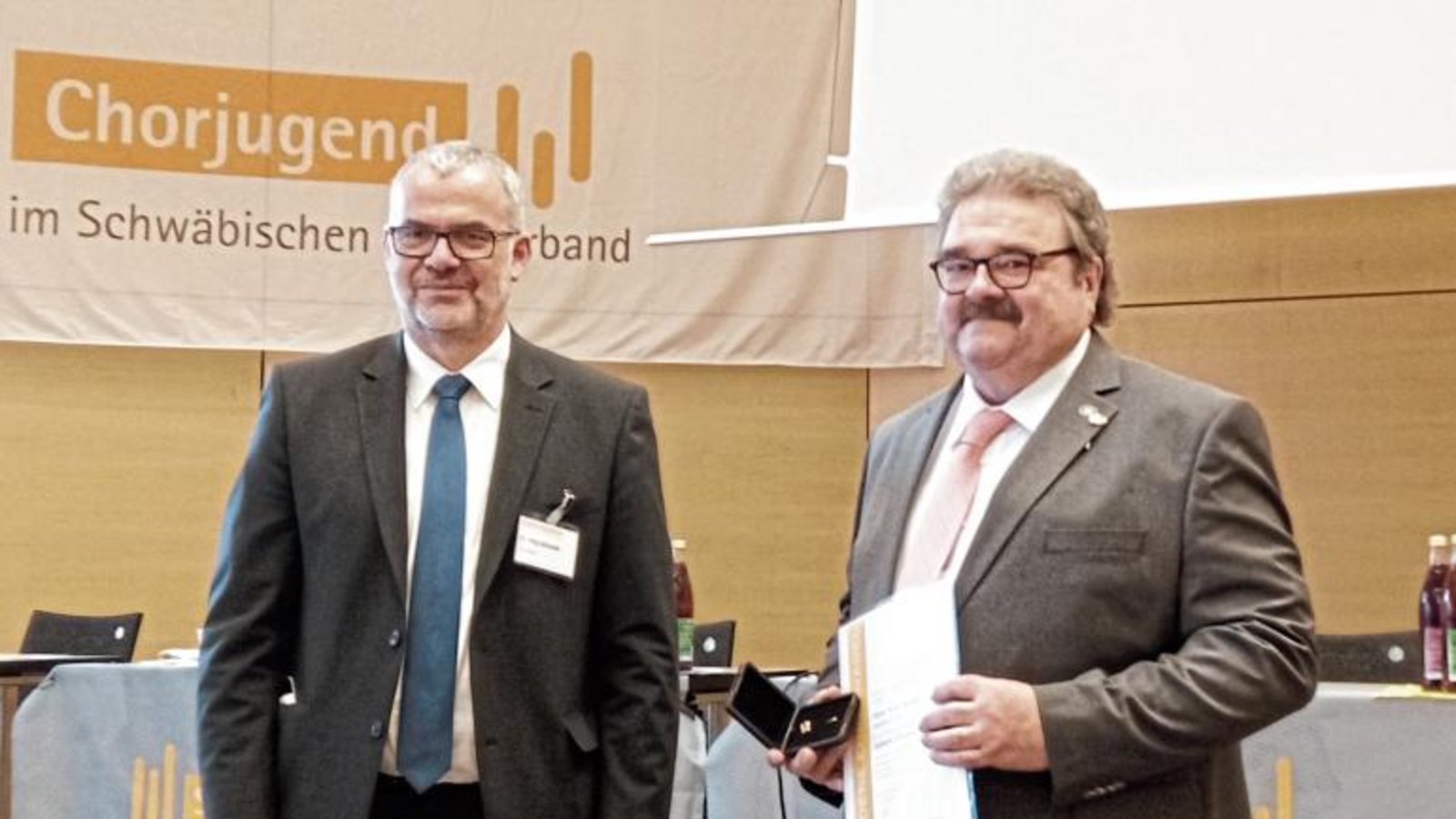 Für Engagement in der Sängerbewegung zeichnete der Präsident des Schwäbischen Chorverbands, Jörg Schmidt, den Vorsitzenden des regionalen Dachverbands, Peter Heinke (rechts), mit der goldenen Ehrennadel aus. Foto: p Für Engagement in der Sängerbewegung zeichnete der Präsident des Schwäbischen Chorverbands, Jörg Schmidt, den Vorsitzenden des regionalen Dachverbands, Peter Heinke (rechts), mit der goldenen Ehrennadel aus. Foto: p