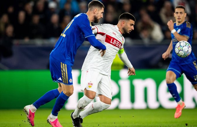 Mittendrin im Spiel: VfB-Offensivmann Deniz Undav im Zweikampf mit Svetozar Markovic von Slovan Bratislava (li.).<span class='image-autor'>IMAGO/Kirchner-Media</span>
