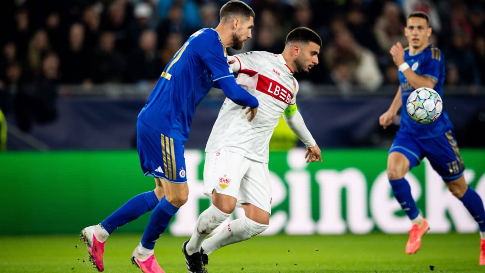 Mittendrin im Spiel: VfB-Offensivmann Deniz Undav im Zweikampf mit Svetozar Markovic von Slovan Bratislava (li.).IMAGO/Kirchner-Media