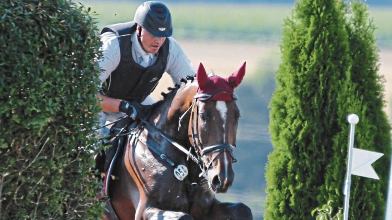 Das Reitgelände in Nussdorf bietet sich für Geländeprüfungen an. Hier überwindet Karsten Haller eins der Hindernisse auf der abwechslungsreichen Strecke. Foto: privat Das Reitgelände in Nussdorf bietet sich für Geländeprüfungen an. Hier überwindet Karsten Haller eins der Hindernisse auf der abwechslungsreichen Strecke. Foto: privat