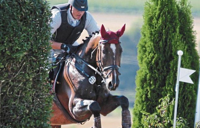 Das Reitgelände in Nussdorf bietet sich für Geländeprüfungen an. Hier überwindet Karsten Haller eins der Hindernisse auf der abwechslungsreichen Strecke. Foto: privat